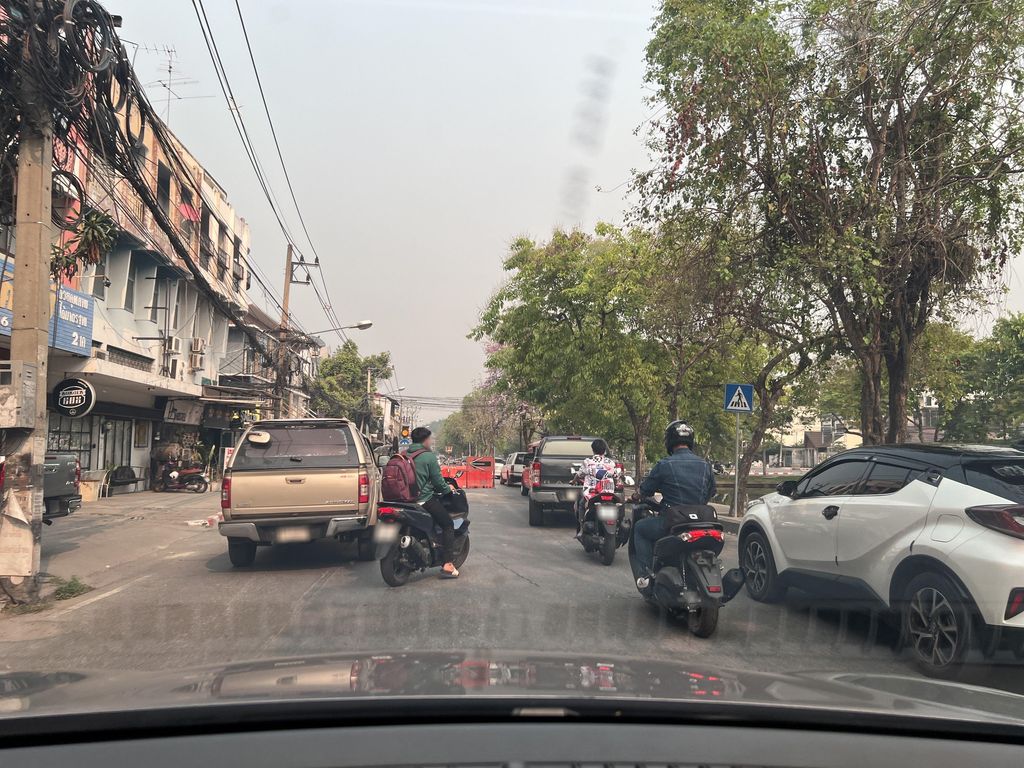 ภาพถนนตรงที่ โรงเรียนเสริมสวยคุณโจ เชียงใหม่ ตั้งอยู่ ถ่ายโดย lin_wang พ.ศ. 2567 (2024) · A street-level view of where โรงเรียนเสริมสวยคุณโจ เชียงใหม่ · Soemsuai Khun Cho Chiang Mai School stands, by lin_wang in 2567 (2024)