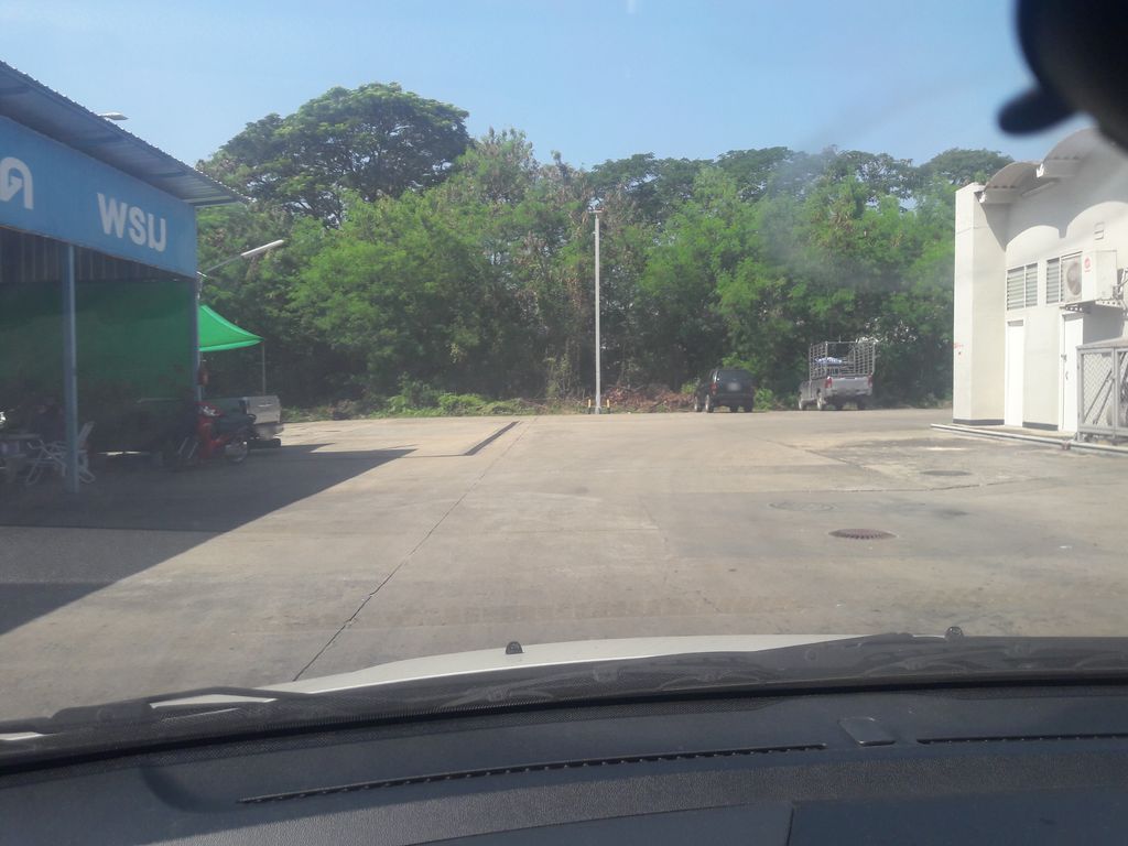 ภาพถนนตรงที่ T&T mini4WD shop ตั้งอยู่ ถ่ายโดย noochjaree พ.ศ. 2561 (2018) · A street-level view of where T&T mini4WD shop stands, by noochjaree in 2561 (2018)