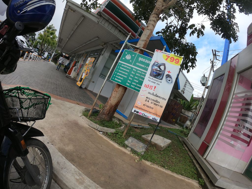 ภาพถนนตรงที่ Mungkut Cafe ตั้งอยู่ ถ่ายโดย chanuwath_grab พ.ศ. 2562 (2019) · A street-level view of where Mungkut Cafe stands, by chanuwath_grab in 2562 (2019)