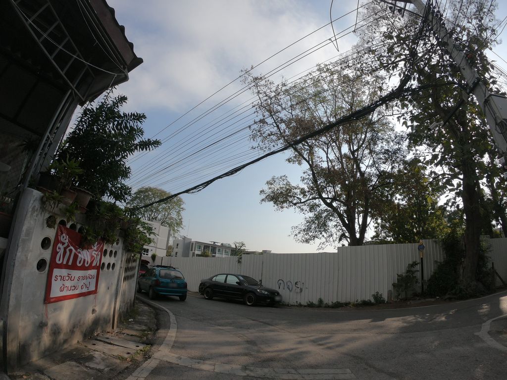 ภาพถนนตรงที่ Sun Massage ตั้งอยู่ ถ่ายโดย chanuwath_grab พ.ศ. 2562 (2019) · A street-level view of where Sun Massage stands, by chanuwath_grab in 2562 (2019)
