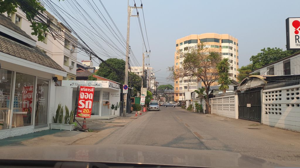 ภาพถนนตรงที่ Cloud Dental by MG Clinic จัดฟัน หลังมช เชียงใหม่ ตั้งอยู่ ถ่ายโดย jrcarlsen พ.ศ. 2566 (2023) · A street-level view of where Cloud Dental by MG Clinic จัดฟัน หลังมช เชียงใหม่ stands, by jrcarlsen in 2566 (2023)