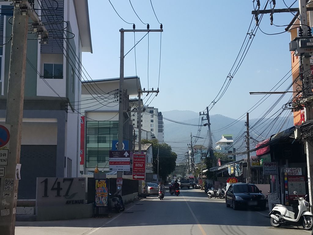 ภาพถนนตรงที่ ห้างทองจารุวัฒน์ ตั้งอยู่ ถ่ายโดย jrcarlsen พ.ศ. 2559 (2016) · A street-level view of where ห้างทองจารุวัฒน์ · Hangthong Charuwat stands, by jrcarlsen in 2559 (2016)
