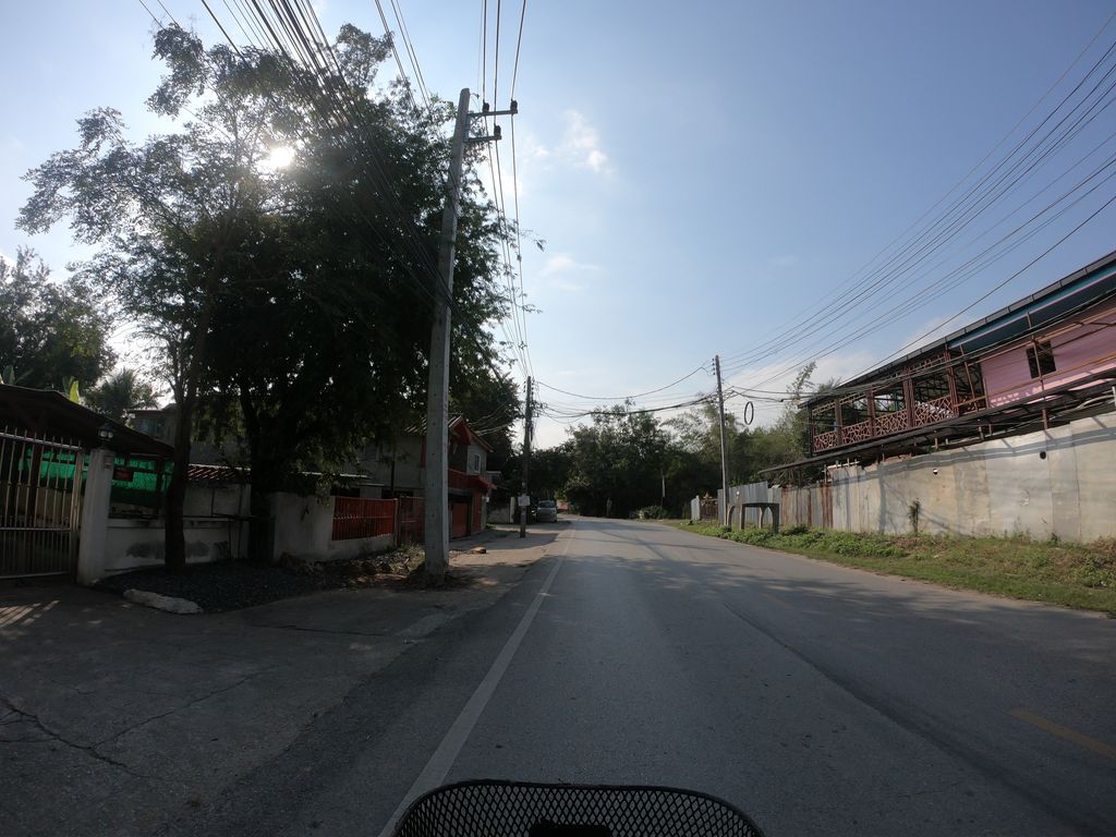 ภาพถนนตรงที่ กินแต่สวน ข้าวแกงใต้ ตั้งอยู่ ถ่ายโดย chanuwath_grab พ.ศ. 2562 (2019) · A street-level view of where กินแต่สวน ข้าวแกงใต้ · Kintaesuan Khaokaengtai stands, by chanuwath_grab in 2562 (2019)