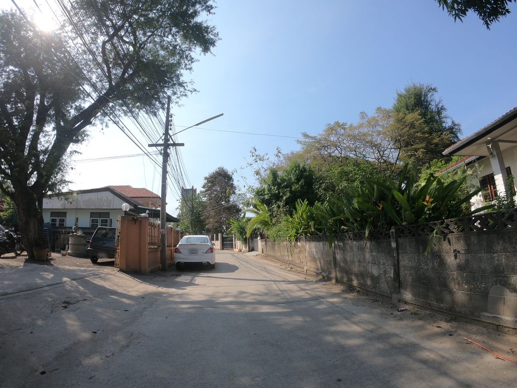 ภาพถนนตรงที่ ร้าน บ้วนเฮง ตั้งอยู่ ถ่ายโดย chanuwath_grab พ.ศ. 2562 (2019) · A street-level view of where ร้าน บ้วนเฮง · Ran Buanheng stands, by chanuwath_grab in 2562 (2019)