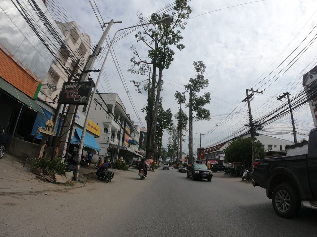 ภาพถนนตรงที่ ชา ชา ชาบู ตั้งอยู่ ถ่ายโดย chanuwath_grab พ.ศ. 2562 (2019) · A street-level view of where ชา ชา ชาบู · Cha Cha Shabu stands, by chanuwath_grab in 2562 (2019)