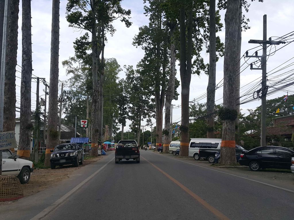 ภาพถนนตรงที่ มิตรรัก Coffee ตั้งอยู่ ถ่ายโดย jrcarlsen พ.ศ. 2558 (2015) · A street-level view of where มิตรรัก Coffee stands, by jrcarlsen in 2558 (2015)