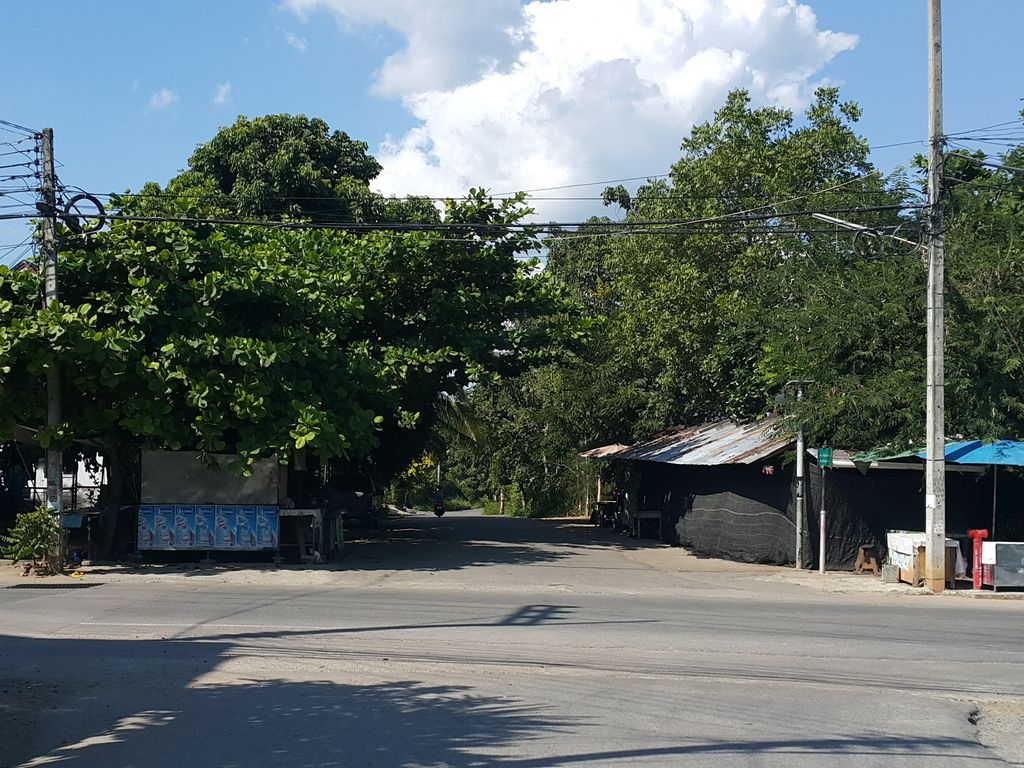 ภาพถนนตรงที่ กำพลทรานเซอร์วิส ตั้งอยู่ ถ่ายโดย jrcarlsen พ.ศ. 2558 (2015) · A street-level view of where กำพลทรานเซอร์วิส · Kamphlot Ran Service stands, by jrcarlsen in 2558 (2015)