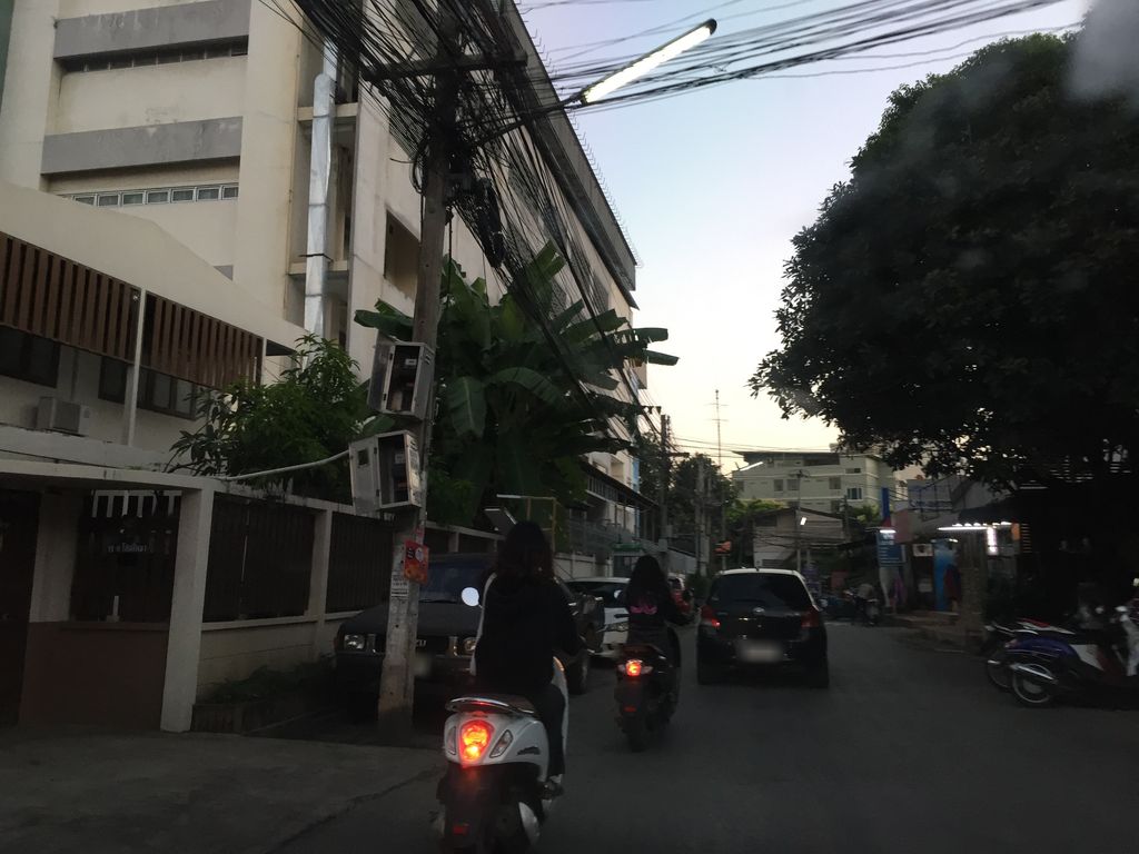 ภาพถนนตรงที่ Aljee Removal ตั้งอยู่ ถ่ายโดย kyoko พ.ศ. 2561 (2018) · A street-level view of where Aljee Removal stands, by kyoko in 2561 (2018)