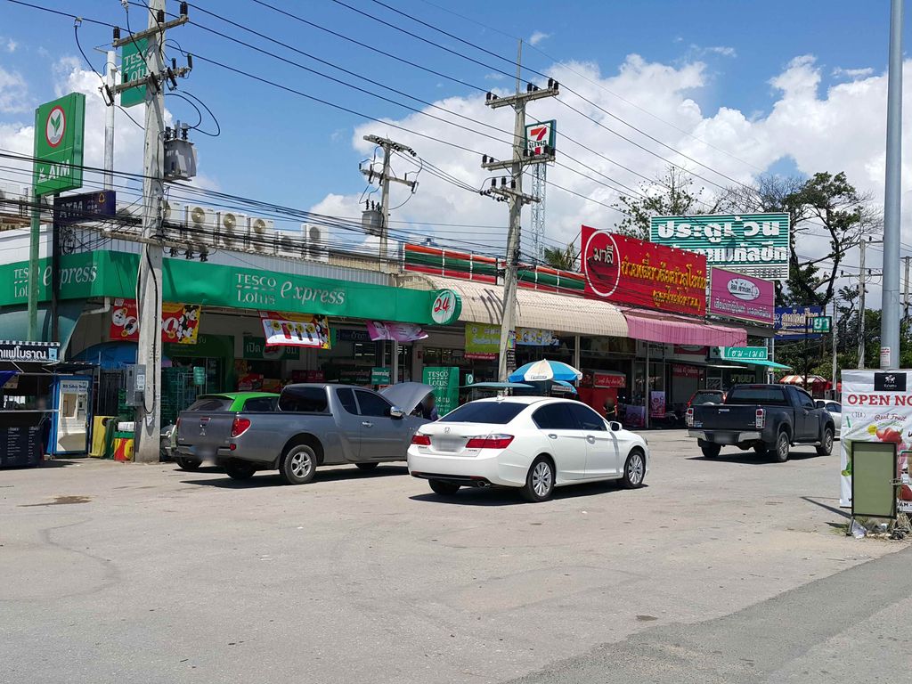 ภาพถนนตรงที่ Lotus Express ตั้งอยู่ ถ่ายโดย jrcarlsen พ.ศ. 2558 (2015) · A street-level view of where Lotus Express stands, by jrcarlsen in 2558 (2015)