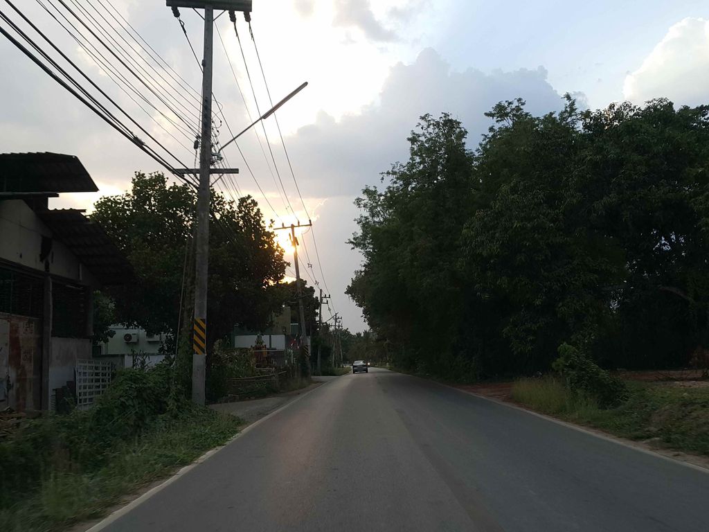 ภาพถนนตรงที่ สวนอินทผลัม ตั้งอยู่ ถ่ายโดย jrcarlsen พ.ศ. 2558 (2015) · A street-level view of where สวนอินทผลัม · Inthaphlam Garden stands, by jrcarlsen in 2558 (2015)