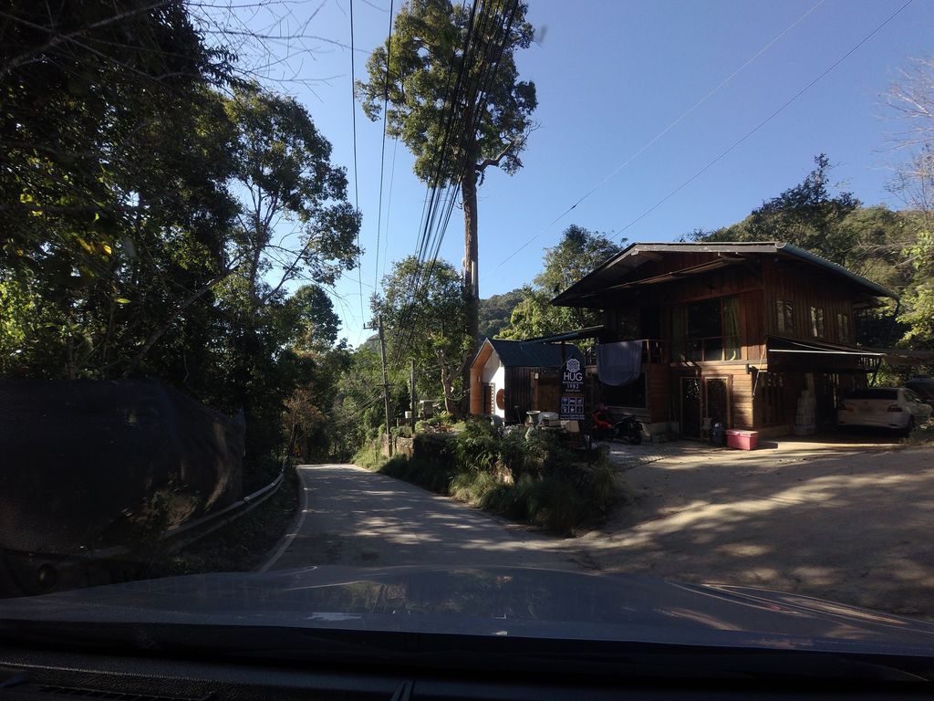 ภาพถนนตรงที่ ร้านชมนกชมไม้ บ้านแม่กำปอง ตั้งอยู่ ถ่ายโดย mishari พ.ศ. 2563 (2020) · A street-level view of where ร้านชมนกชมไม้ บ้านแม่กำปอง · Ran Chom Nok Chom Mai Ban Mae Kam Pong stands, by mishari in 2563 (2020)