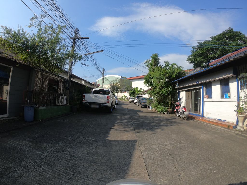 ภาพถนนตรงที่ หมู่บ้านเอื้องหลวง ตั้งอยู่ ถ่ายโดย chanuwath_grab พ.ศ. 2562 (2019) · A street-level view of where หมู่บ้านเอื้องหลวง · Ueangluang Village stands, by chanuwath_grab in 2562 (2019)