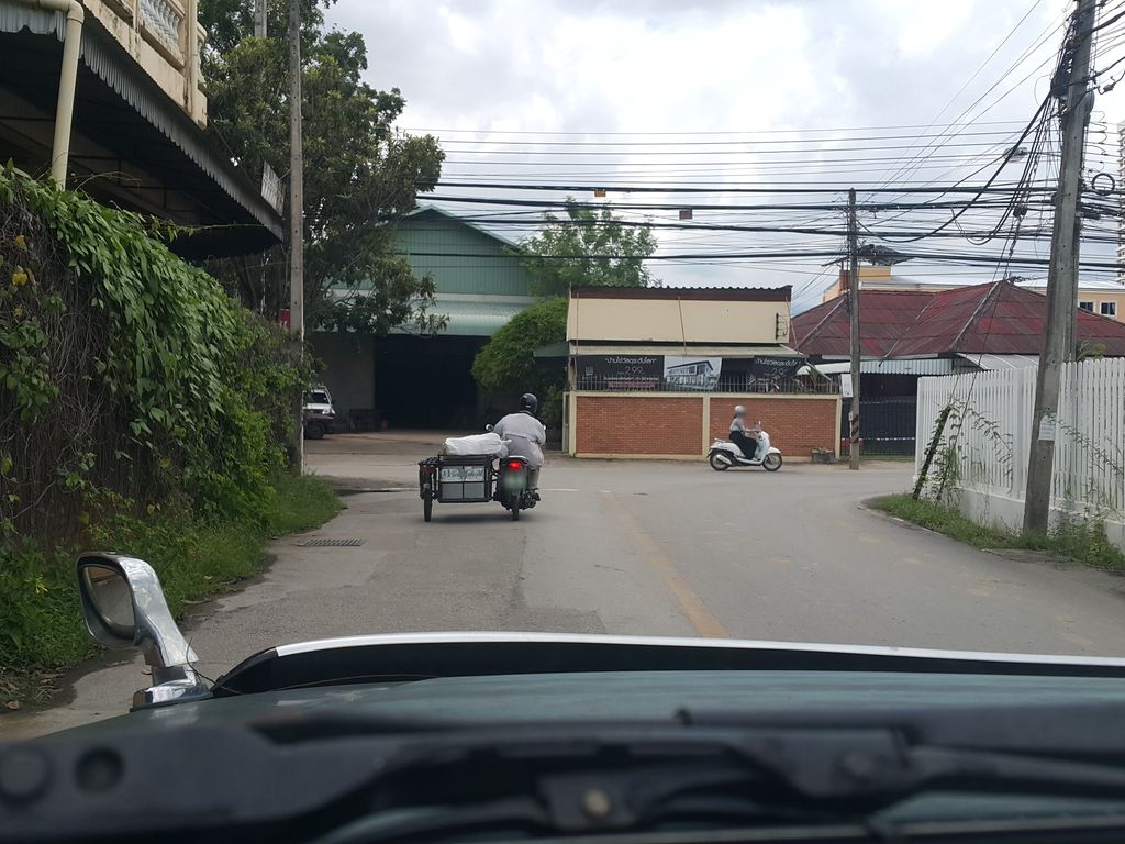 ภาพถนนตรงที่ วิวัฒน์โลหะกิจ ตั้งอยู่ ถ่ายโดย jrcarlsen พ.ศ. 2558 (2015) · A street-level view of where วิวัฒน์โลหะกิจ · Wiotha Lohakit stands, by jrcarlsen in 2558 (2015)