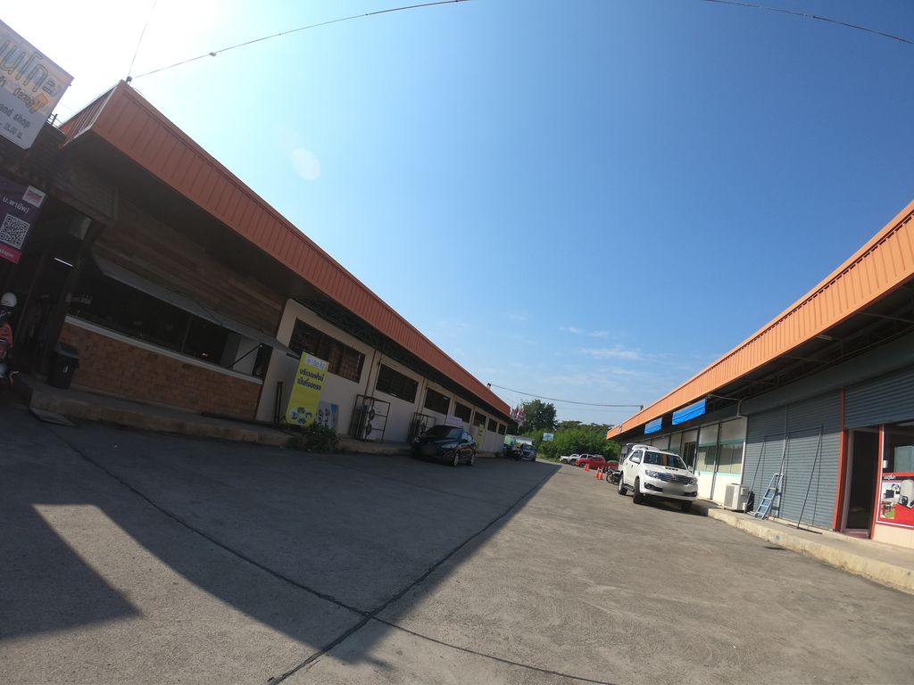 ภาพถนนตรงที่ เปล่ง Slow Bar ตั้งอยู่ ถ่ายโดย chanuwath_grab พ.ศ. 2562 (2019) · A street-level view of where เปล่ง Slow Bar stands, by chanuwath_grab in 2562 (2019)