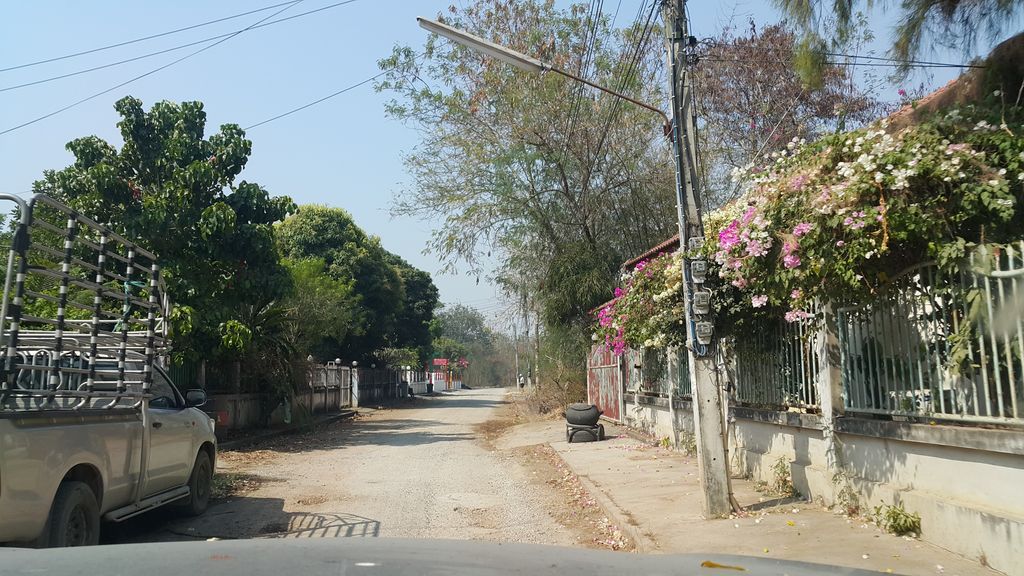 ภาพถนนตรงที่ ธารทิพย์ วิลล่า ตั้งอยู่ ถ่ายโดย jrcarlsen พ.ศ. 2560 (2017) · A street-level view of where ธารทิพย์ วิลล่า · Thanthip Villa stands, by jrcarlsen in 2560 (2017)
