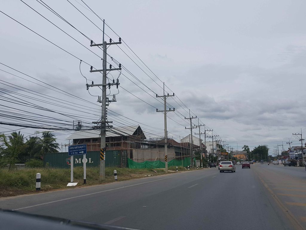 ภาพถนนตรงที่ ก๋วยเตียวเป็ดไร่ทุ่ง ตั้งอยู่ ถ่ายโดย jrcarlsen พ.ศ. 2558 (2015) · A street-level view of where ก๋วยเตียวเป็ดไร่ทุ่ง · Kuai Tiao Pet Rai Thung stands, by jrcarlsen in 2558 (2015)