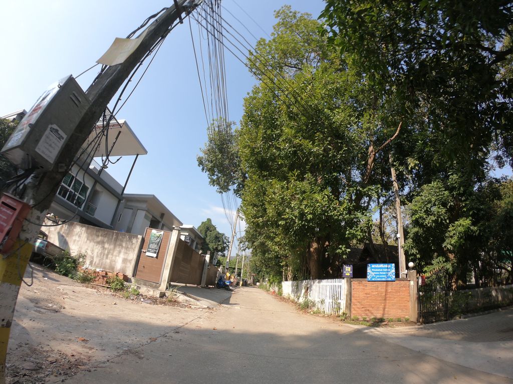 ภาพถนนตรงที่ สถาบันพิโมกข์มุข ตั้งอยู่ ถ่ายโดย chanuwath_grab พ.ศ. 2562 (2019) · A street-level view of where สถาบันพิโมกข์มุข · Phimok Muk Institute stands, by chanuwath_grab in 2562 (2019)