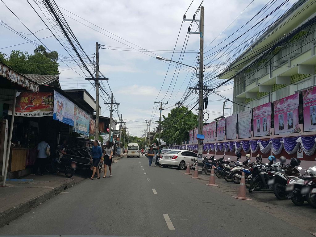 ภาพถนนตรงที่ Konjohn coffee 2 ตั้งอยู่ ถ่ายโดย jrcarlsen พ.ศ. 2558 (2015) · A street-level view of where Konjohn coffee 2 stands, by jrcarlsen in 2558 (2015)
