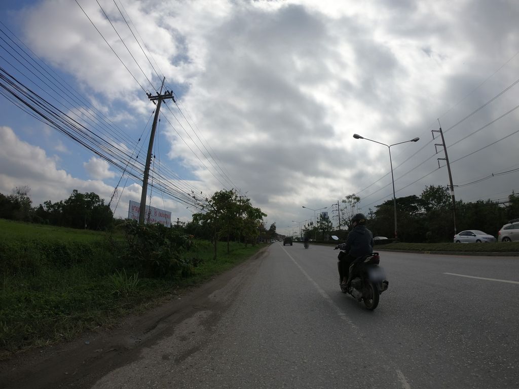 ภาพถนนตรงที่ พิชซ่ามารวย ตั้งอยู่ ถ่ายโดย chanuwath_grab พ.ศ. 2562 (2019) · A street-level view of where พิชซ่ามารวย · Phitsamaruai stands, by chanuwath_grab in 2562 (2019)