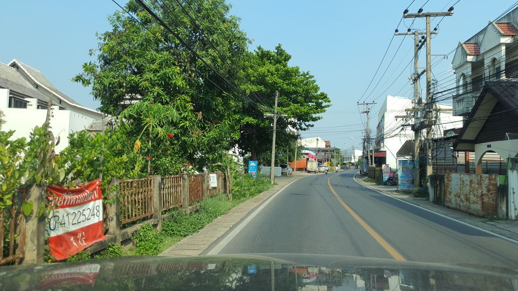 ภาพถนนตรงที่ อุดรตำ-ยำนัวร์ ตั้งอยู่ ถ่ายโดย jrcarlsen พ.ศ. 2564 (2021) · A street-level view of where อุดรตำ-ยำนัวร์ · Udratam-yamnua stands, by jrcarlsen in 2564 (2021)