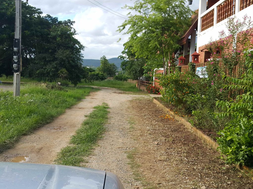ภาพถนนตรงที่ Huean Chaemrath ตั้งอยู่ ถ่ายโดย jrcarlsen พ.ศ. 2558 (2015) · A street-level view of where Huean Chaemrath stands, by jrcarlsen in 2558 (2015)