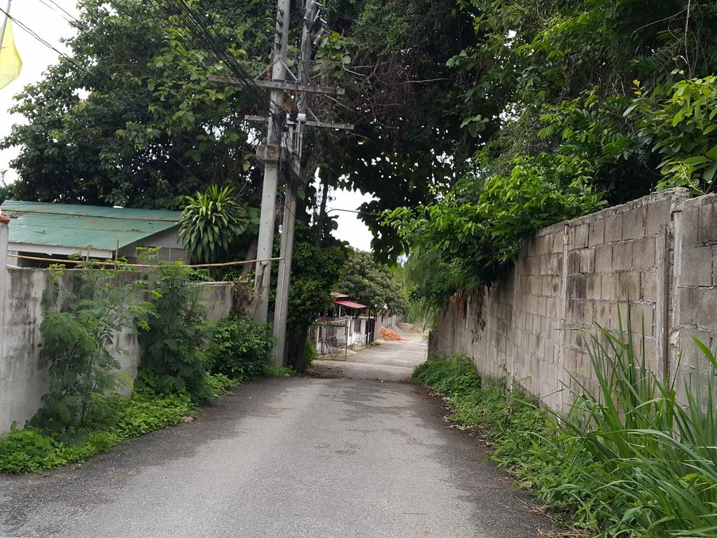 ภาพถนนตรงที่ Nana Travel ตั้งอยู่ ถ่ายโดย jrcarlsen พ.ศ. 2558 (2015) · A street-level view of where Nana Travel stands, by jrcarlsen in 2558 (2015)