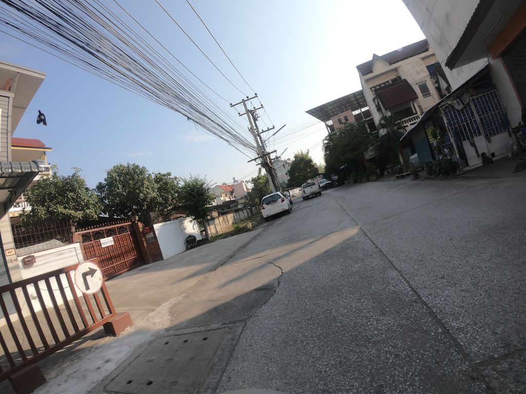 ภาพถนนตรงที่ Spicy คนเมือง ตั้งอยู่ ถ่ายโดย chanuwath_grab พ.ศ. 2562 (2019) · A street-level view of where Spicy คนเมือง stands, by chanuwath_grab in 2562 (2019)