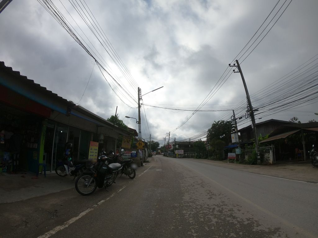 ภาพถนนตรงที่ ไก่เงิน อาหารสัตว์ ตั้งอยู่ ถ่ายโดย chanuwath_grab พ.ศ. 2562 (2019) · A street-level view of where ไก่เงิน อาหารสัตว์ · Kaingoen Ahansat stands, by chanuwath_grab in 2562 (2019)