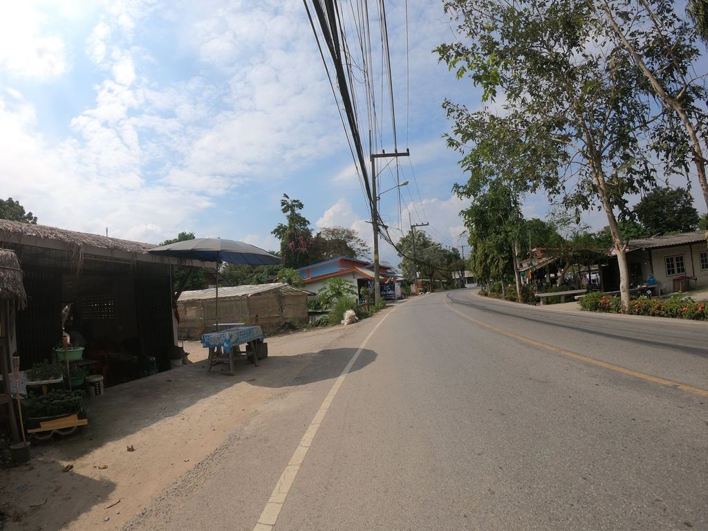 ภาพถนนตรงที่ สวนผักน้องอ้อม ตั้งอยู่ ถ่ายโดย chanuwath_grab พ.ศ. 2562 (2019) · A street-level view of where สวนผักน้องอ้อม · Phak Nong Om Garden stands, by chanuwath_grab in 2562 (2019)