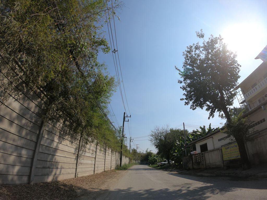 ภาพถนนตรงที่ หอพักบัวเจริญ ตั้งอยู่ ถ่ายโดย chanuwath_grab พ.ศ. 2562 (2019) · A street-level view of where หอพักบัวเจริญ · Bua Charoen Dormitory stands, by chanuwath_grab in 2562 (2019)