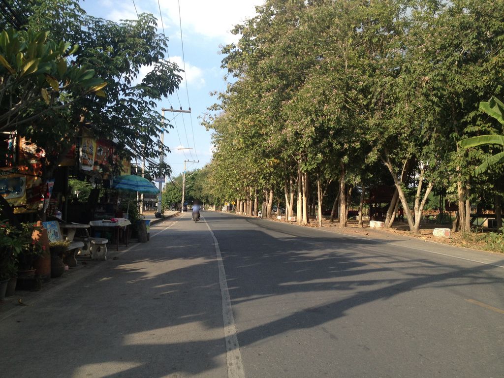 ภาพถนนตรงที่ เอกยางยนต์ น้ำโท้ง ตั้งอยู่ ถ่ายโดย jimwatana พ.ศ. 2558 (2015) · A street-level view of where เอกยางยนต์ น้ำโท้ง · Ekyangyon Namthong stands, by jimwatana in 2558 (2015)