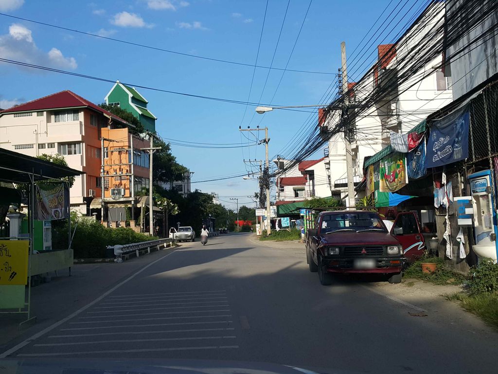 ภาพถนนตรงที่ วัดถ้ำผาปล่อง หลวงปู่สิม อ.เชียงดาว ตั้งอยู่ ถ่ายโดย jrcarlsen พ.ศ. 2558 (2015) · A street-level view of where วัดถ้ำผาปล่อง หลวงปู่สิม อ.เชียงดาว · Wat Tham Pha Palong Luangpusim A.Chiang Dao stands, by jrcarlsen in 2558 (2015)