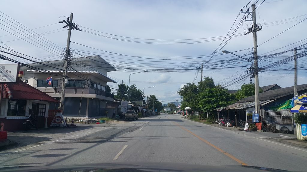 ภาพถนนตรงที่ กาแฟขุนกันต์ ตั้งอยู่ ถ่ายโดย jrcarlsen พ.ศ. 2560 (2017) · A street-level view of where กาแฟขุนกันต์ · Kafaekhunkan stands, by jrcarlsen in 2560 (2017)
