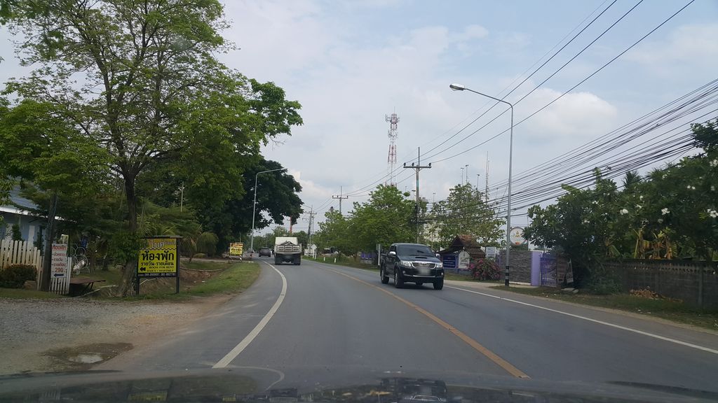 ภาพถนนตรงที่ Bike Resort ตั้งอยู่ ถ่ายโดย jrcarlsen พ.ศ. 2561 (2018) · A street-level view of where Bike Resort stands, by jrcarlsen in 2561 (2018)