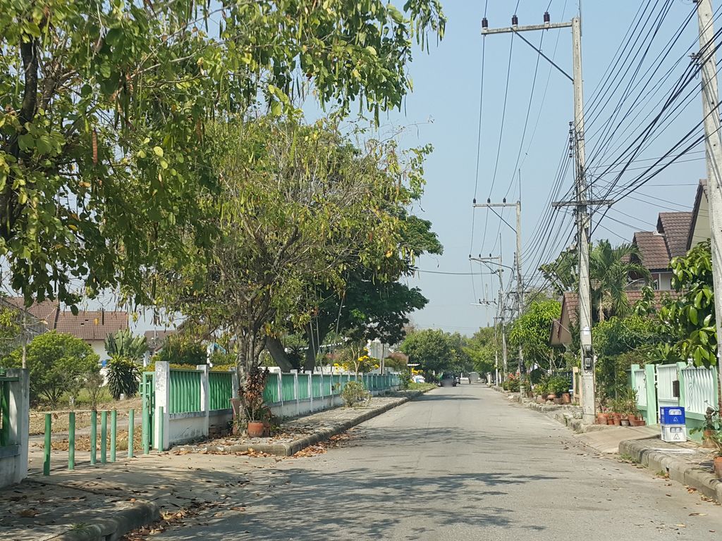 ภาพถนนตรงที่ CT Water ตั้งอยู่ ถ่ายโดย jrcarlsen พ.ศ. 2559 (2016) · A street-level view of where CT Water stands, by jrcarlsen in 2559 (2016)