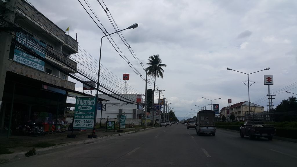 ภาพถนนตรงที่ รุ่งเรืองการสุรา ตั้งอยู่ ถ่ายโดย jrcarlsen พ.ศ. 2559 (2016) · A street-level view of where รุ่งเรืองการสุรา · Rungrueang Kansura stands, by jrcarlsen in 2559 (2016)