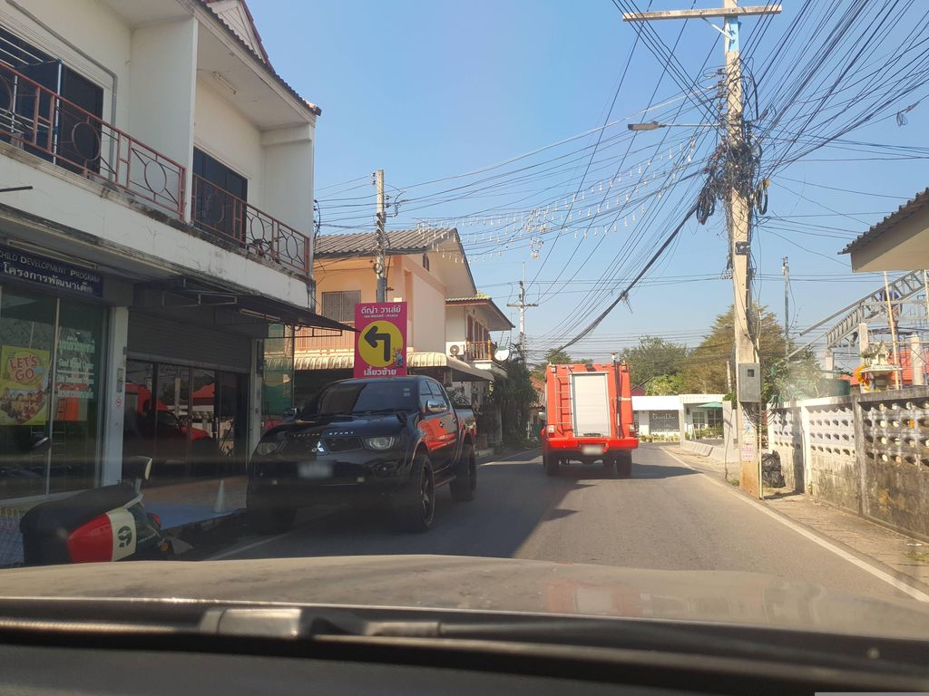 ภาพถนนตรงที่ Good Friend Center - มูลนิธิรักทุกชาติ ตั้งอยู่ ถ่ายโดย jrcarlsen พ.ศ. 2567 (2024) · A street-level view of where Good Friend Center - มูลนิธิรักทุกชาติ stands, by jrcarlsen in 2567 (2024)