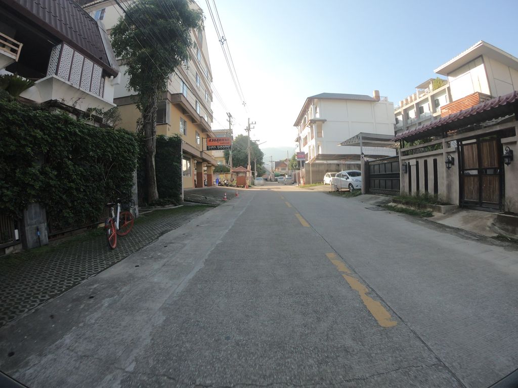 ภาพถนนตรงที่ Chala Poolvilla at Nimman ตั้งอยู่ ถ่ายโดย chanuwath_grab พ.ศ. 2562 (2019) · A street-level view of where Chala Poolvilla at Nimman stands, by chanuwath_grab in 2562 (2019)