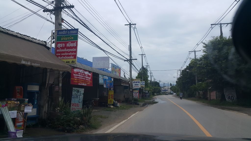ภาพถนนตรงที่ คลินิกสัตวแพทย์ปัฐ ตั้งอยู่ ถ่ายโดย jrcarlsen พ.ศ. 2561 (2018) · A street-level view of where คลินิกสัตวแพทย์ปัฐ · Satwaphaet Pat Clinic stands, by jrcarlsen in 2561 (2018)