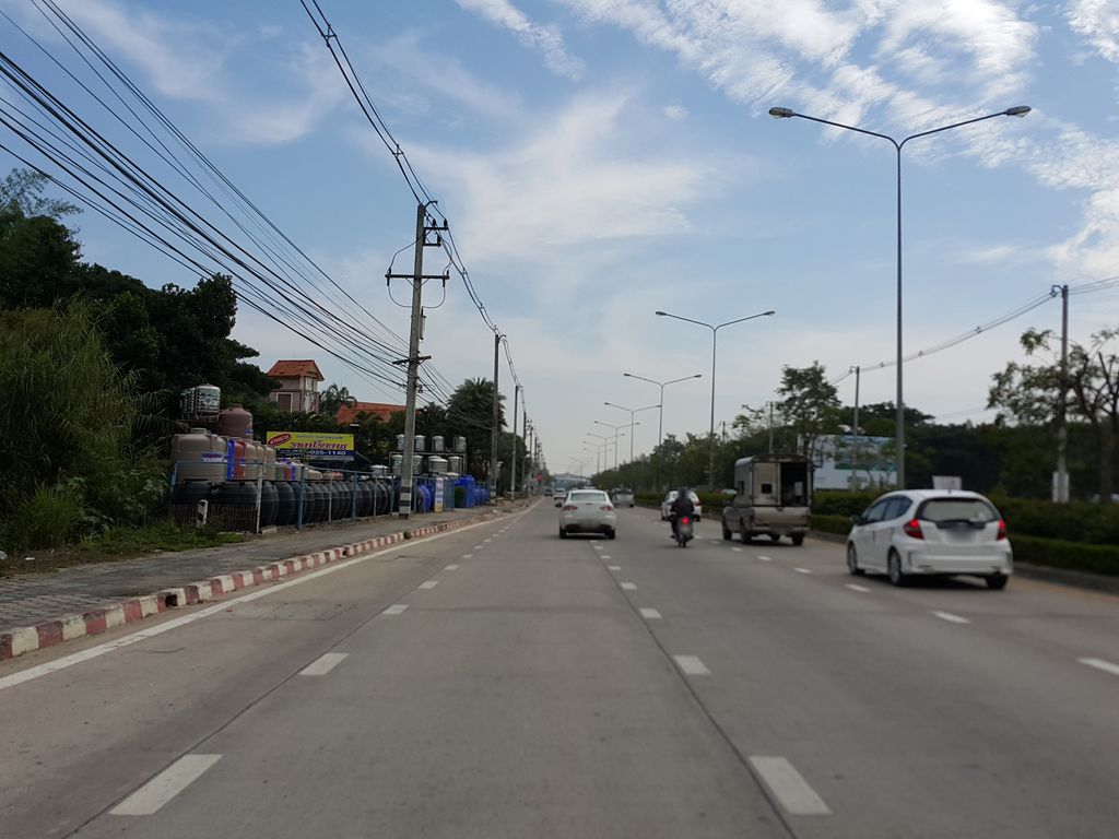 ภาพถนนตรงที่ NanaFruit ตั้งอยู่ ถ่ายโดย jrcarlsen พ.ศ. 2558 (2015) · A street-level view of where NanaFruit stands, by jrcarlsen in 2558 (2015)