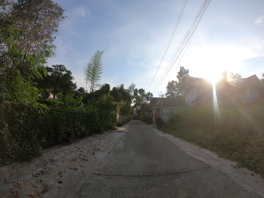 ภาพถนนตรงที่ Nuer Sang ตั้งอยู่ ถ่ายโดย chanuwath_grab พ.ศ. 2562 (2019) · A street-level view of where Nuer Sang stands, by chanuwath_grab in 2562 (2019)