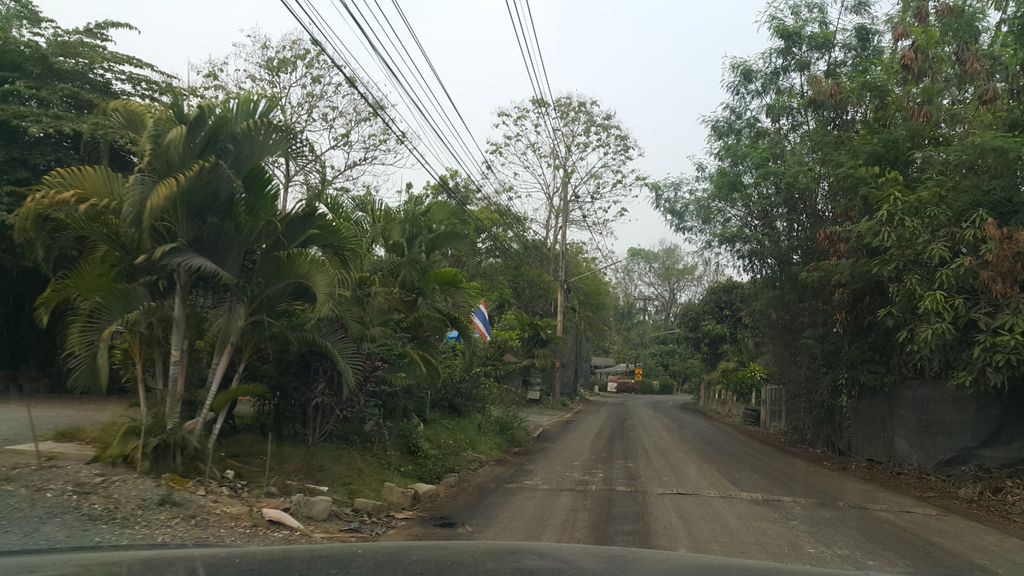 ภาพถนนตรงที่ เฮือนข้าวซอยดอยสะเก็ด ตั้งอยู่ ถ่ายโดย jrcarlsen พ.ศ. 2561 (2018) · A street-level view of where เฮือนข้าวซอยดอยสะเก็ด · Hueankhaosoi Doi Saket stands, by jrcarlsen in 2561 (2018)