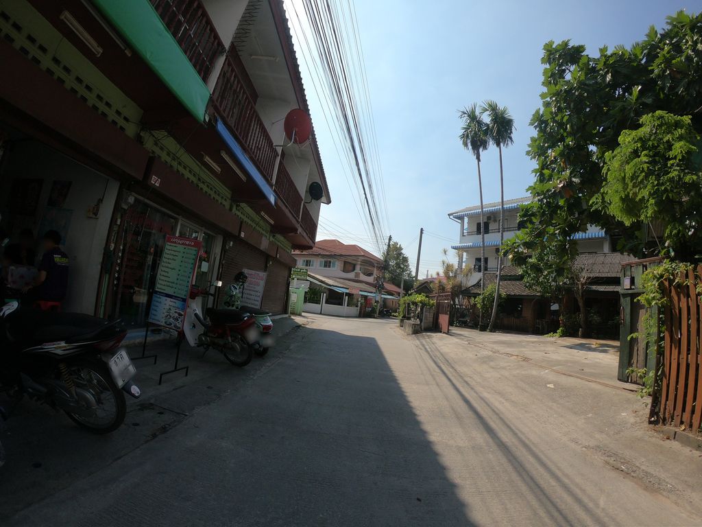 ภาพถนนตรงที่ นวลรัตน์ ซาลอน ตั้งอยู่ ถ่ายโดย chanuwath_grab พ.ศ. 2562 (2019) · A street-level view of where นวลรัตน์ ซาลอน · Nuanrat Salon stands, by chanuwath_grab in 2562 (2019)