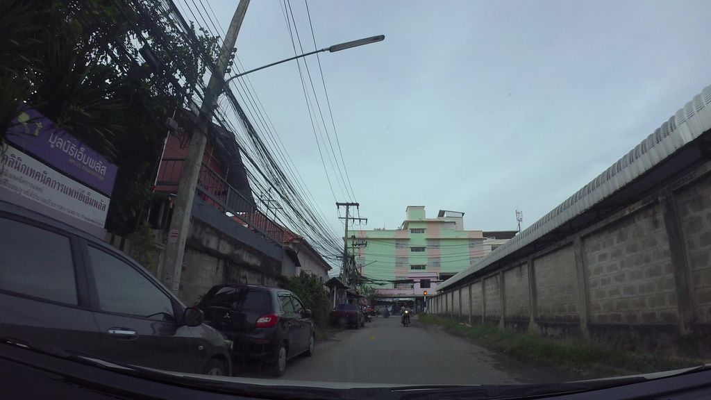 ภาพถนนตรงที่ MPLUS Thailand ตั้งอยู่ ถ่ายโดย kaart_3 พ.ศ. 2562 (2019) · A street-level view of where MPLUS Thailand stands, by kaart_3 in 2562 (2019)