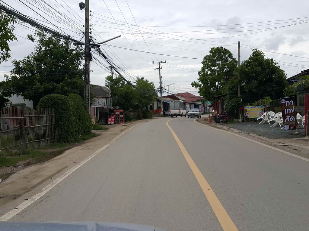 ภาพถนนตรงที่ ลาบขมท่ารั้ว เจ้าเก่า ตั้งอยู่ ถ่ายโดย jrcarlsen พ.ศ. 2558 (2015) · A street-level view of where ลาบขมท่ารั้ว เจ้าเก่า · Lapkhomtharua Chaokao stands, by jrcarlsen in 2558 (2015)