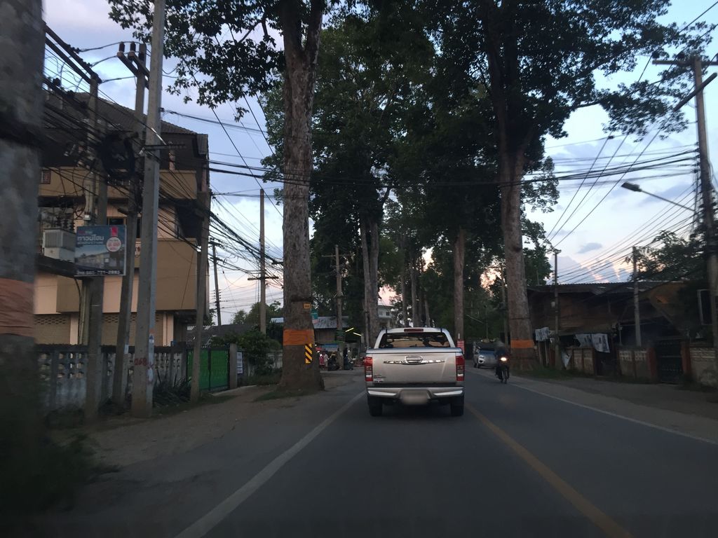 ภาพถนนตรงที่ ก้าวไกลคาร์แคร์ ตั้งอยู่ ถ่ายโดย kyoko พ.ศ. 2561 (2018) · A street-level view of where ก้าวไกลคาร์แคร์ · Kao Klai Car Care stands, by kyoko in 2561 (2018)