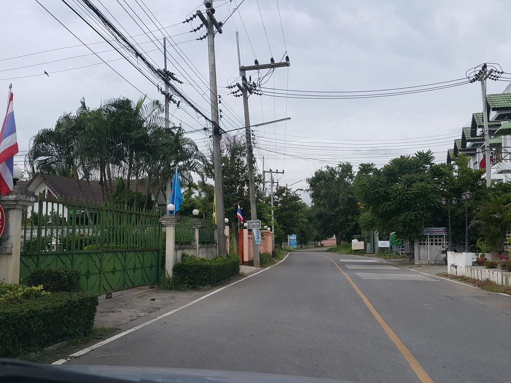 ภาพถนนตรงที่ สำนักงานเทศบาลตำบลดอยสะเก็ด ตั้งอยู่ ถ่ายโดย jrcarlsen พ.ศ. 2558 (2015) · A street-level view of where สำนักงานเทศบาลตำบลดอยสะเก็ด · Samnakngan Thetsaban Tambon Doi Saket stands, by jrcarlsen in 2558 (2015)