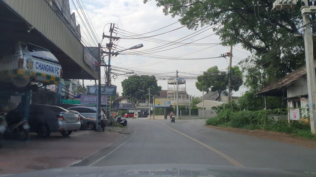 ภาพถนนตรงที่ พี่น้องแอร์ ช่างยนต์ Lpg ตั้งอยู่ ถ่ายโดย jrcarlsen พ.ศ. 2565 (2022) · A street-level view of where พี่น้องแอร์ ช่างยนต์ Lpg stands, by jrcarlsen in 2565 (2022)
