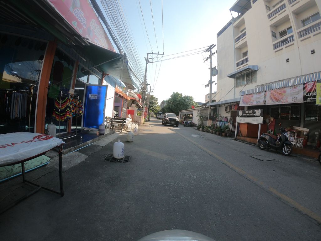 ภาพถนนตรงที่ Fumo +1.cnx ตั้งอยู่ ถ่ายโดย chanuwath_grab พ.ศ. 2562 (2019) · A street-level view of where Fumo +1.cnx stands, by chanuwath_grab in 2562 (2019)