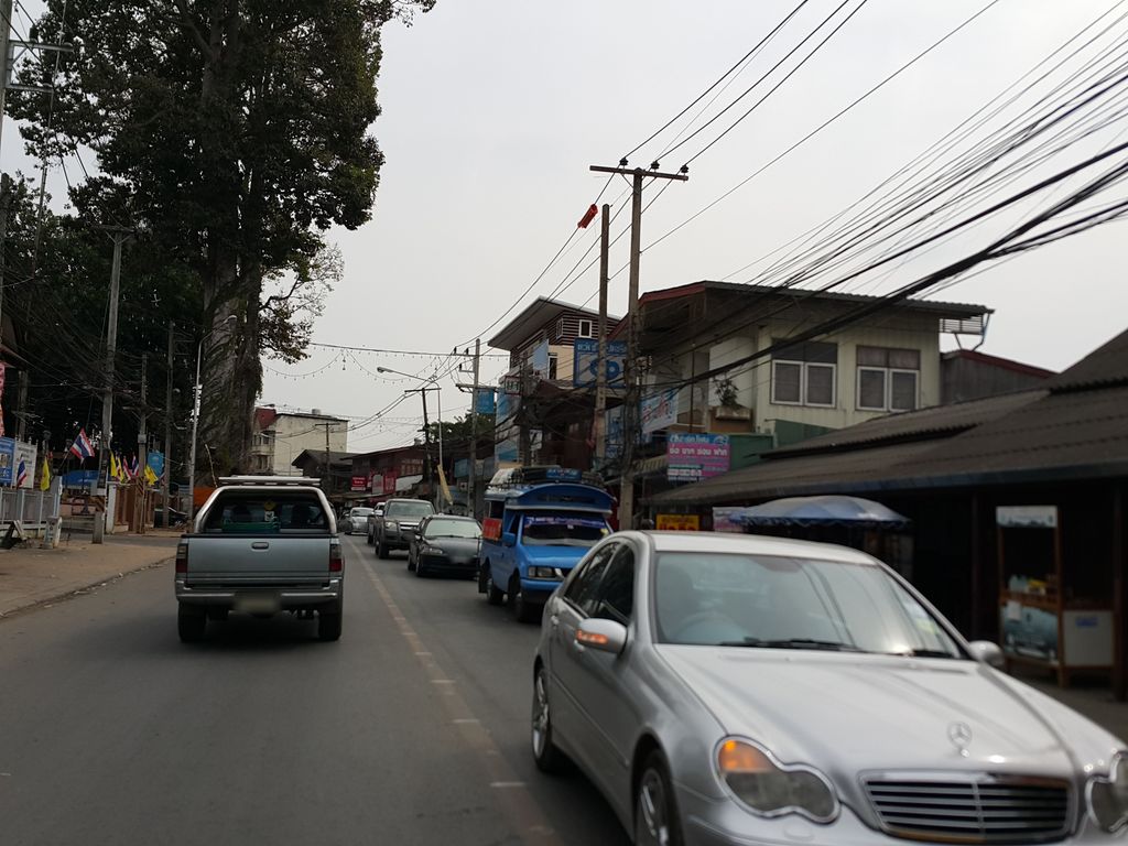 ภาพถนนตรงที่ สารภีคลินิก กระดูกและข้อ ตั้งอยู่ ถ่ายโดย jrcarlsen พ.ศ. 2557 (2014) · A street-level view of where สารภีคลินิก กระดูกและข้อ · Saraphi Clinic Kraduklaekho stands, by jrcarlsen in 2557 (2014)